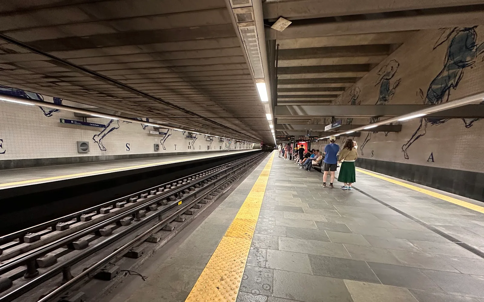 תחבורה ציבורית בליסבון: מטרו, טראם, רכבת וכרטיסים ב-2026 בליסבון